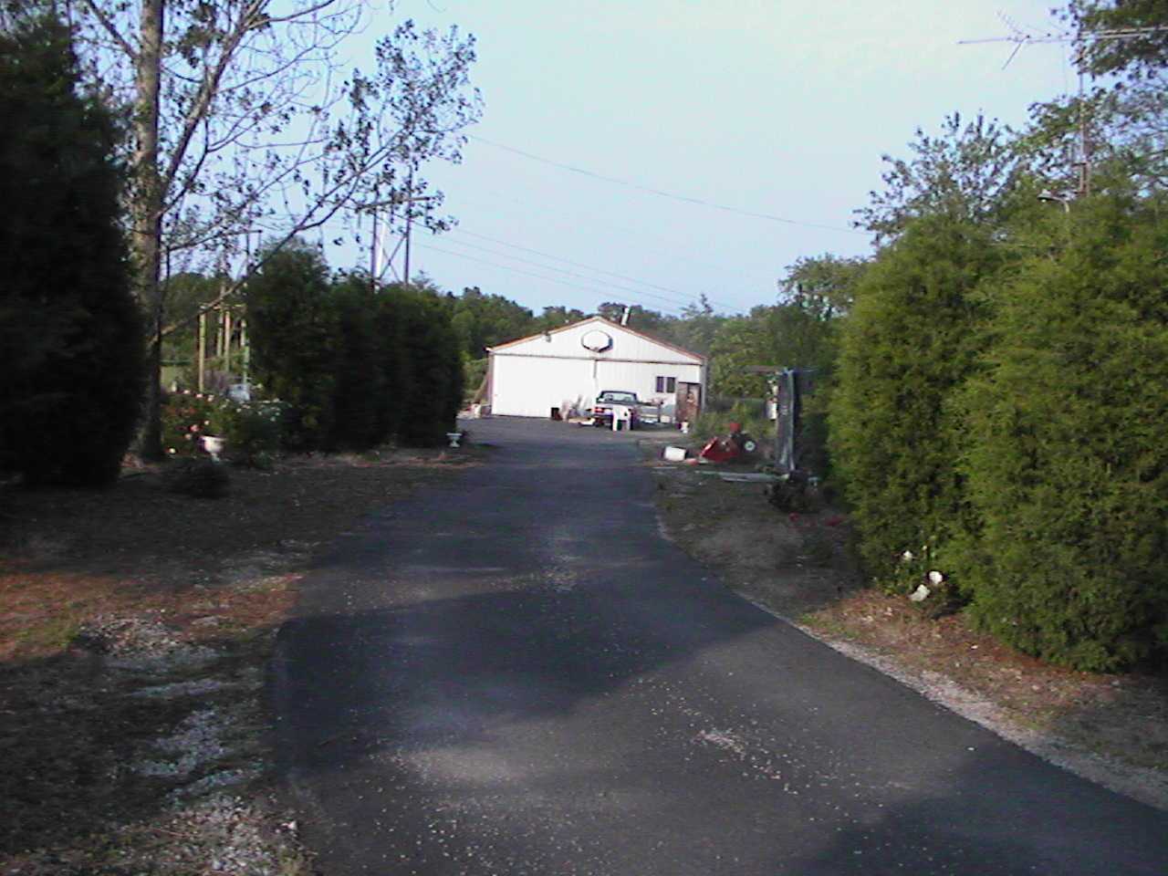 DrivewayOnTheWayIn.jpg