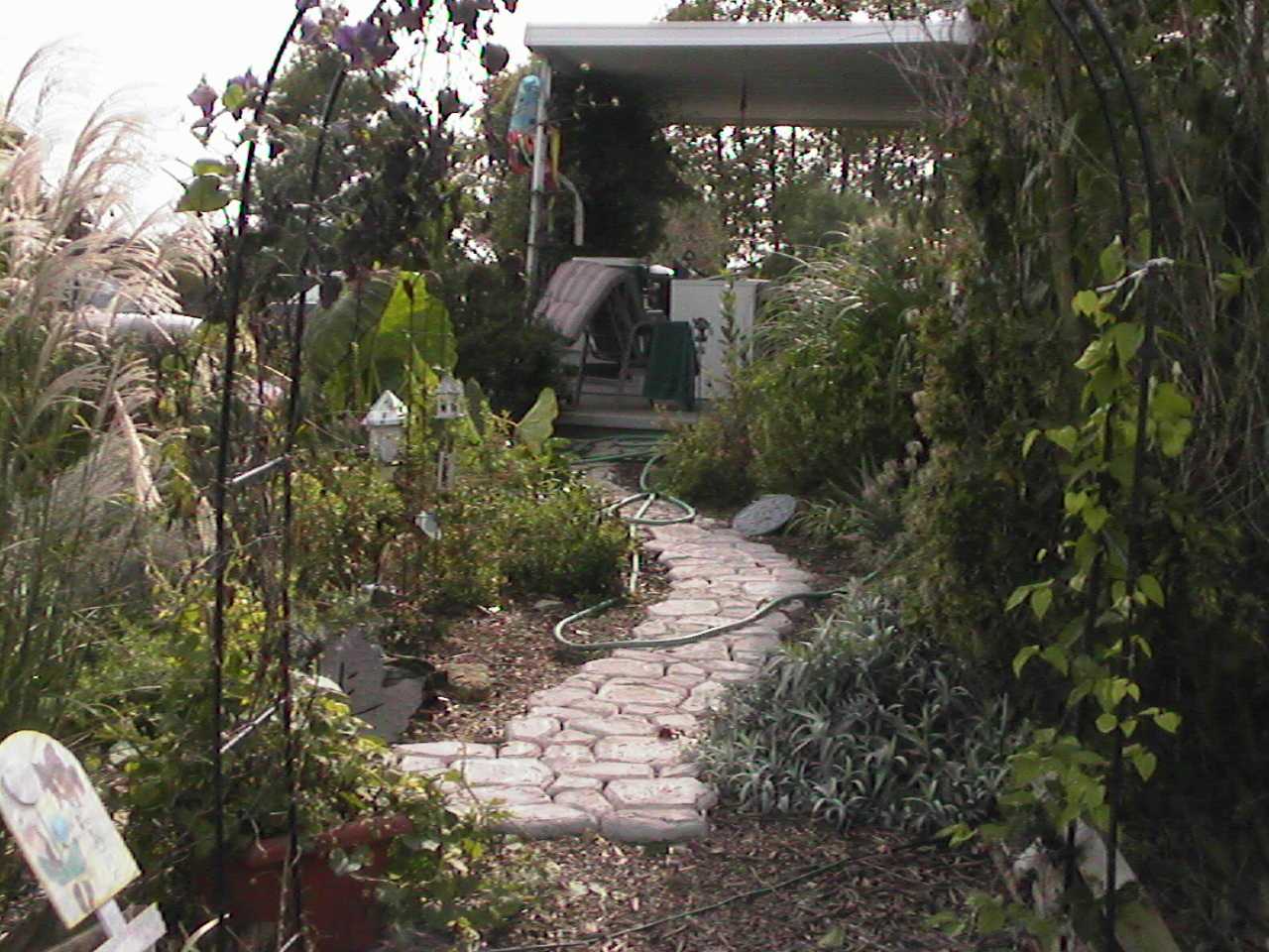 PathToHouseFromGarden.jpg